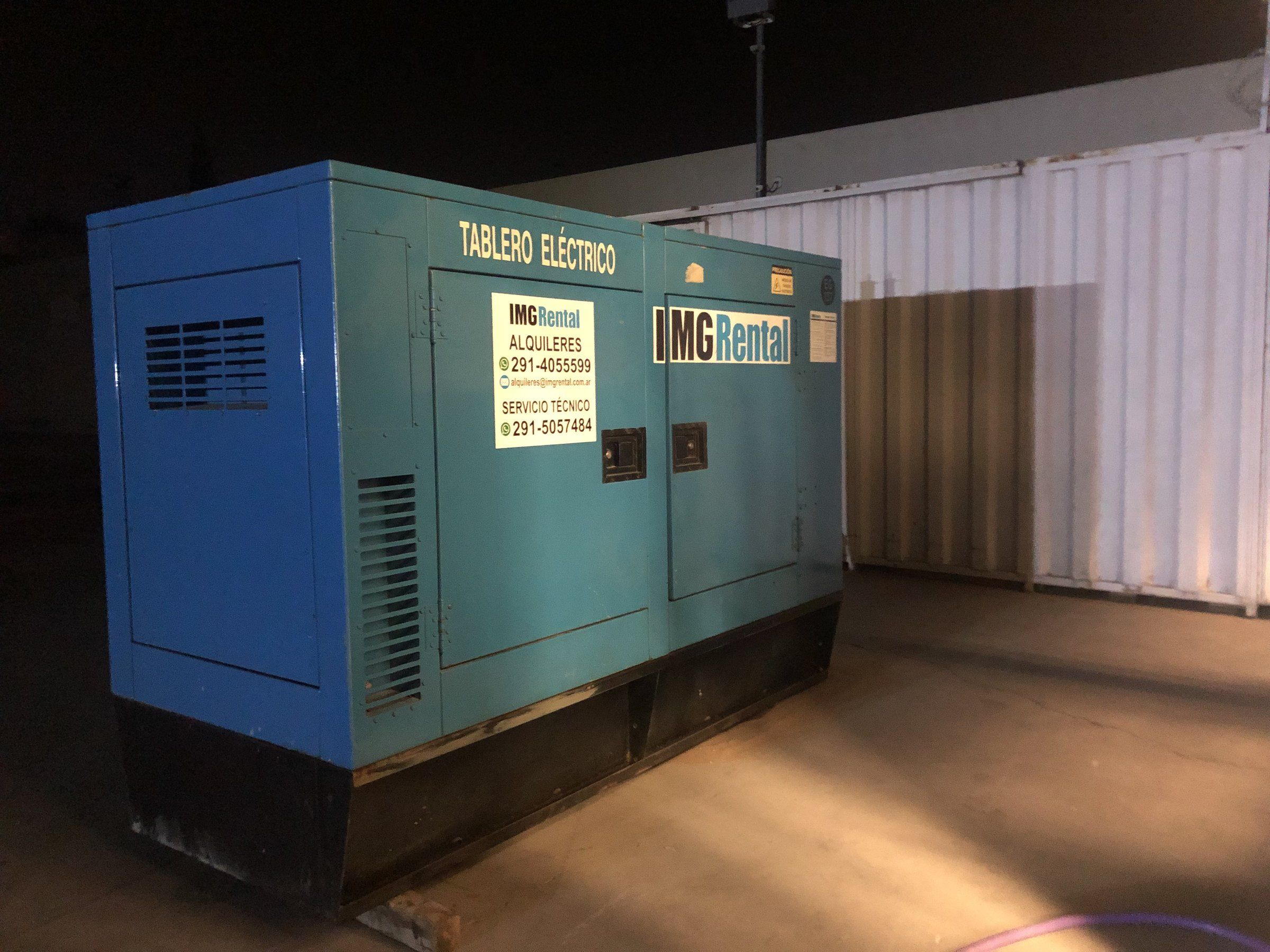 Grupo electrógeno instalado en un galpón